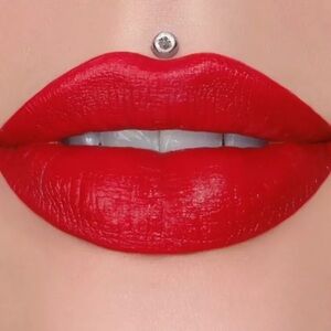 Jeffree Star Velvet Trap lipstick:
 red affair. New in box 👄